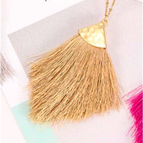 ✨NWT Silk Feathered Tassel Pendant Necklace Gold✨Large Statement necklace ✨ - Picture 4 of 6